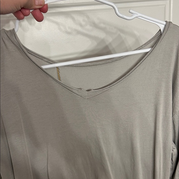 One Golden Thread Tree V Neck Medium - Picture 5 of 6